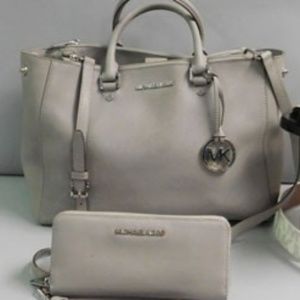 Mickael kors large purse with wallet